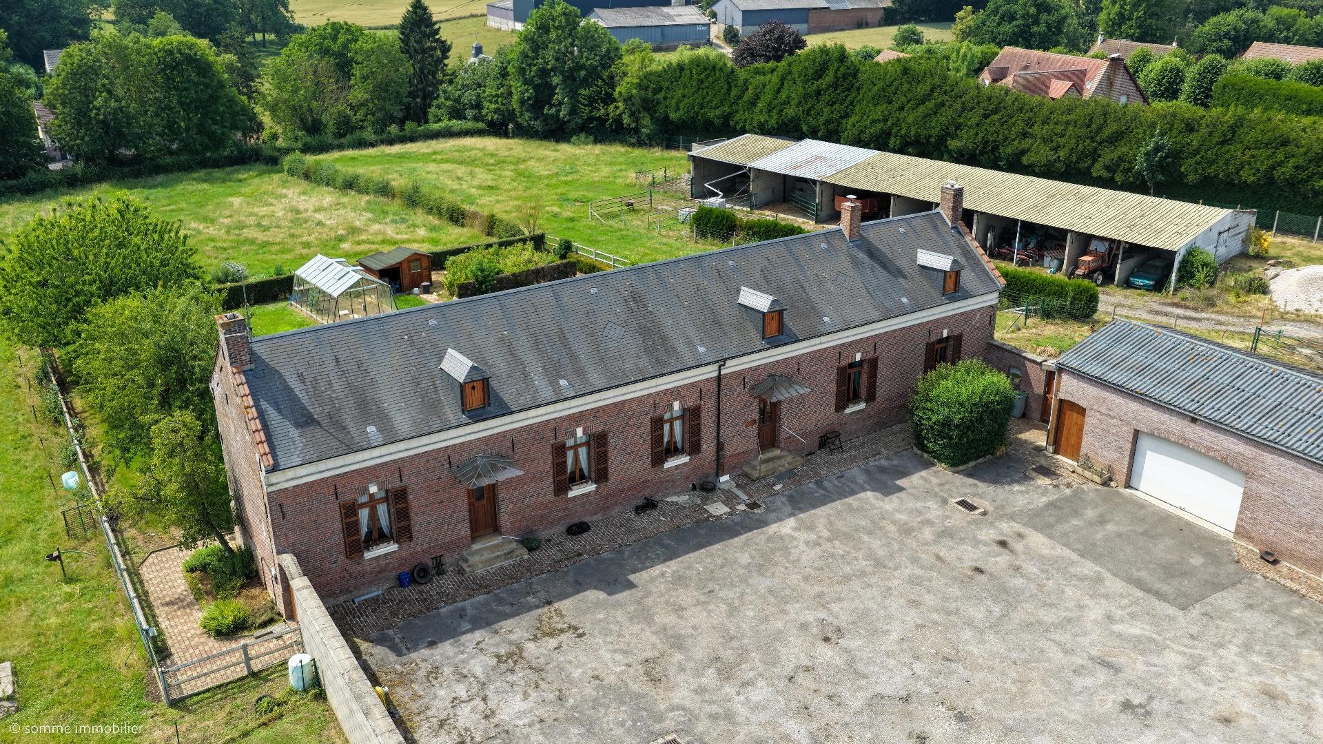 Magnifique corps de ferme édifié sur plus d' 1ha6 de terrain