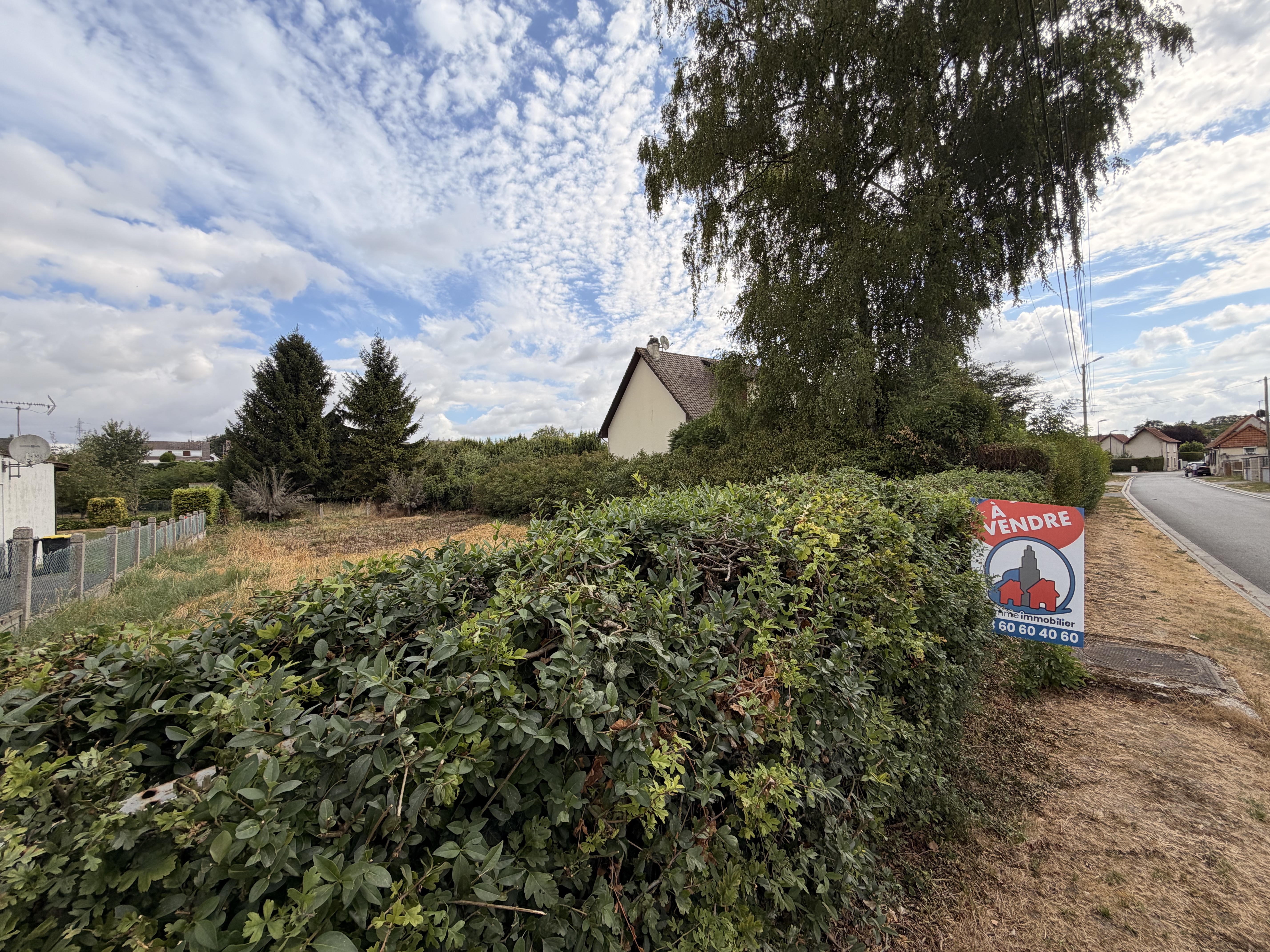 ST-SAUVEUR, beau terrain à bâtir de 1076m²