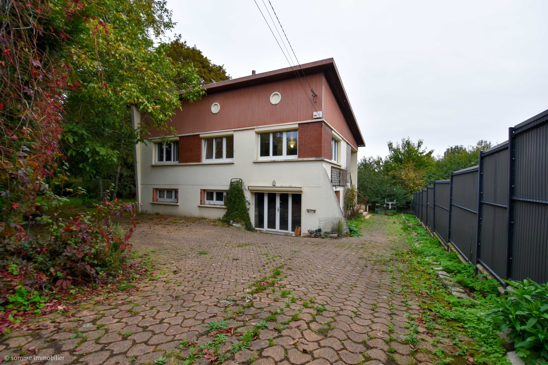 Maison individuelle idéalement située, sur 2.704 m² de terrain 