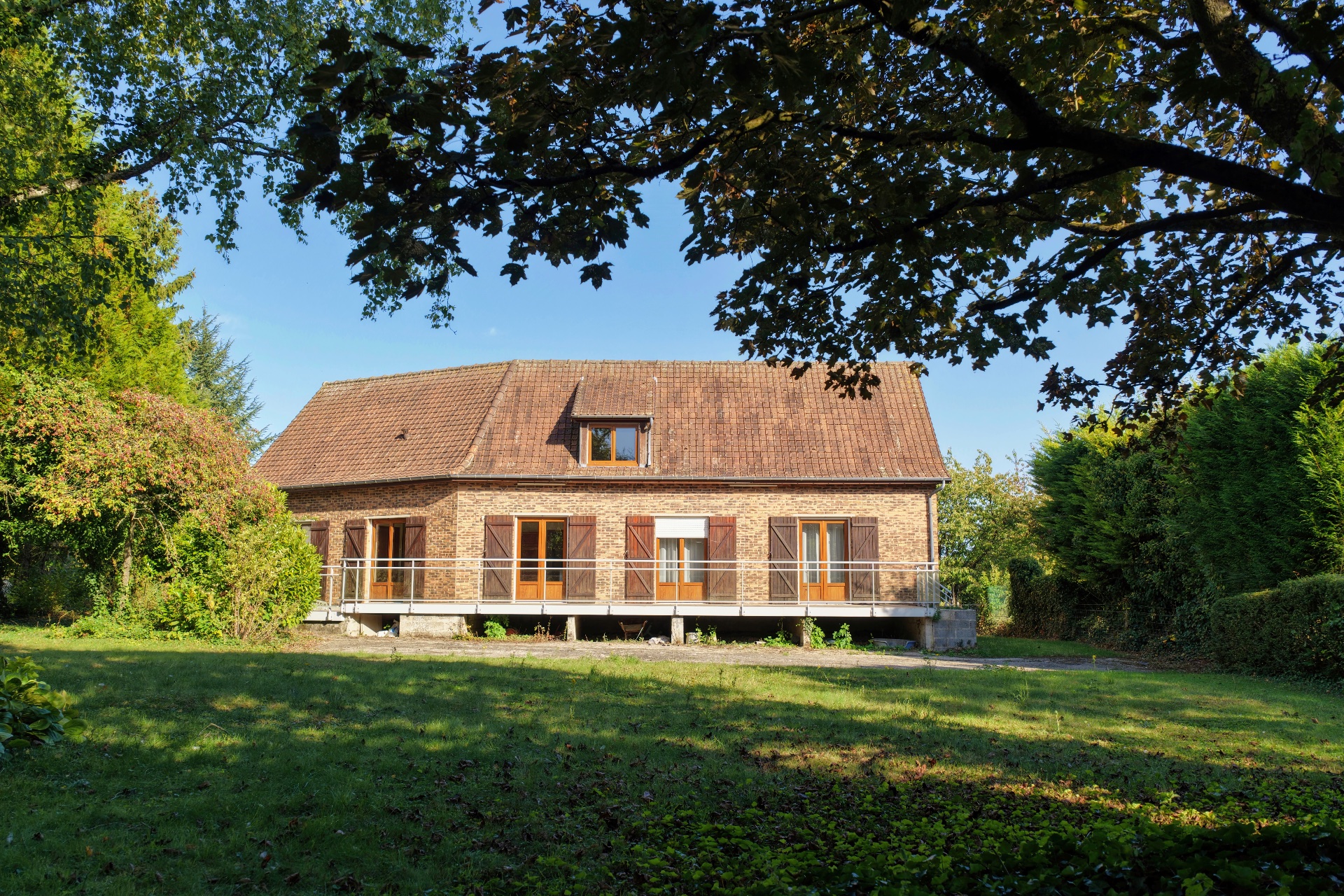 Magnifique propriété construite sur 2 258 m² de terrain